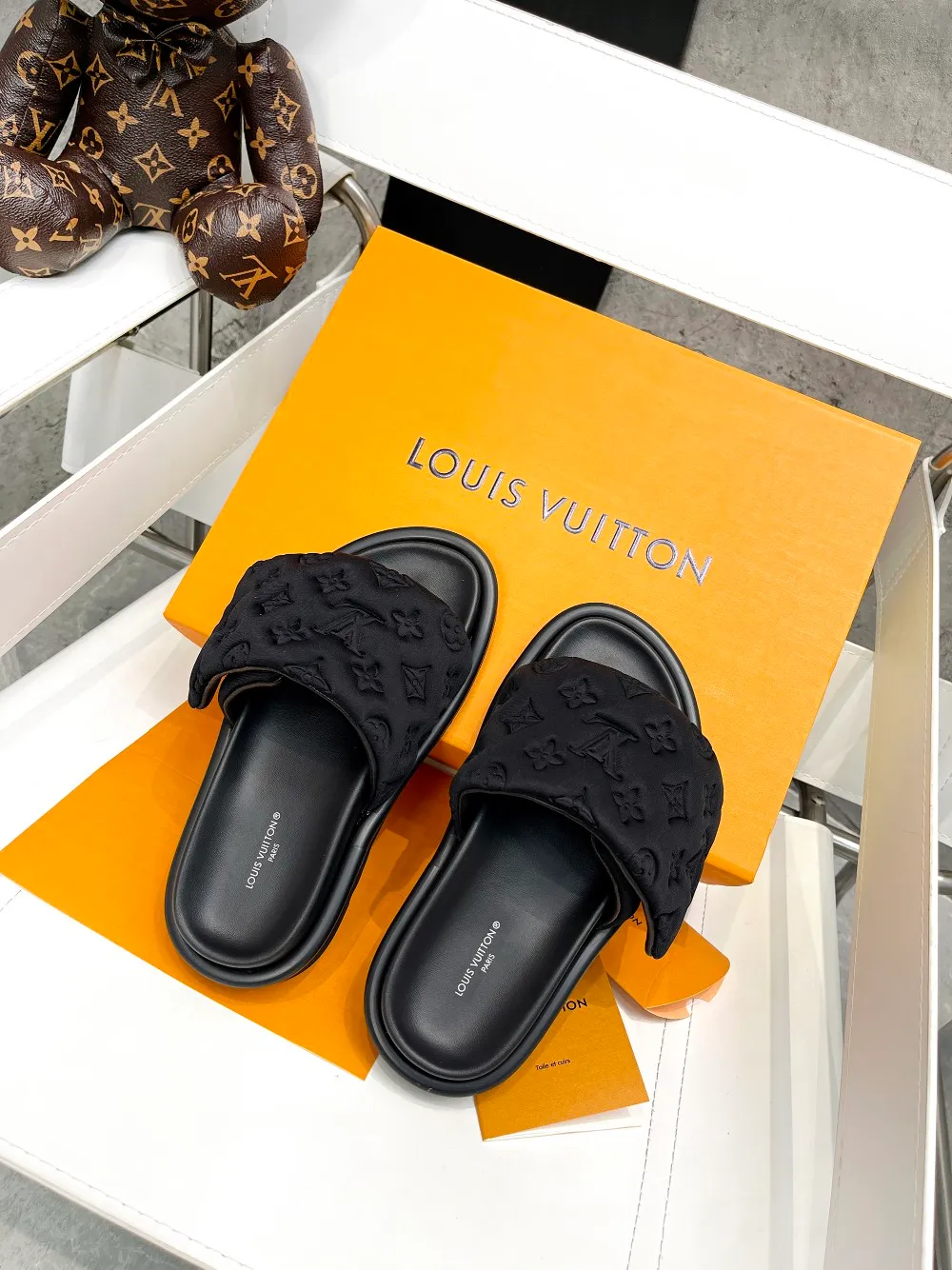 👟👟Ex-factory price 360👟👟 Women's shoes, women's clothing, LV couples' models, the counter features the latest embossed slippers, hard goods, new arrival🆕 ❥! Full of high-end feel! A popular model among bloggers at home and abroad, it’s retro and fashionable and looks amazing on your feet! Mainly recommended models on the official website ▪️Upper: Highly customized mercerized cloth➕embossed ▪️Inner lining: Imported goatskin lining ▪️Outsole: Original molded non-slip and wear-resistant foam sole ▪️Size: Female 35-41 Male 4l-45